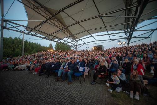 Zdjęcie przedstawia akty ze spektaklu Nora w ramach Faktorii Kultury w Pruszczu Gdańskim